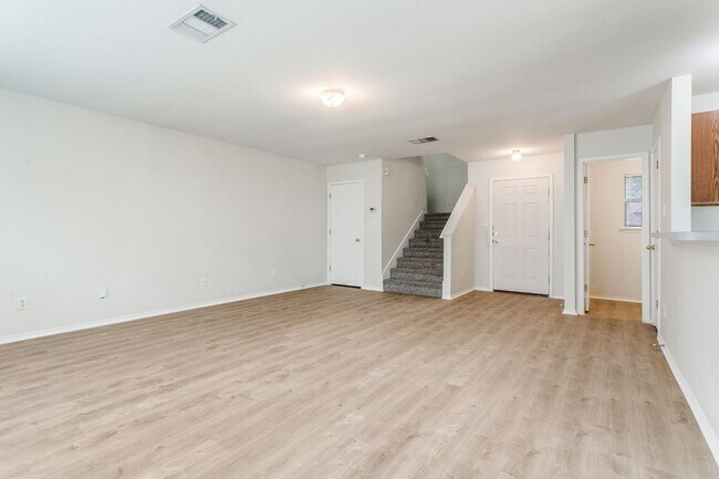 Building Photo - BEAUTIFUL 3-BEDROOM HOME IN NORTHCLIFFE