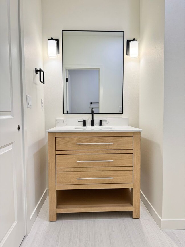 Building Photo - *1 MONTH FREE RENT* A 2bd/2bath Modern Tow...