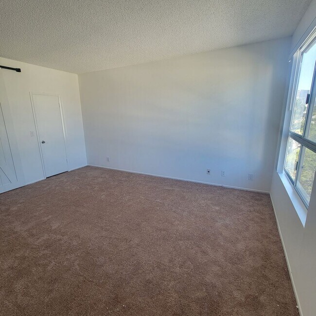 Building Photo - 2 BEDROOM CONDO UNIT IN THE WEST LA AREA 646 481 4404