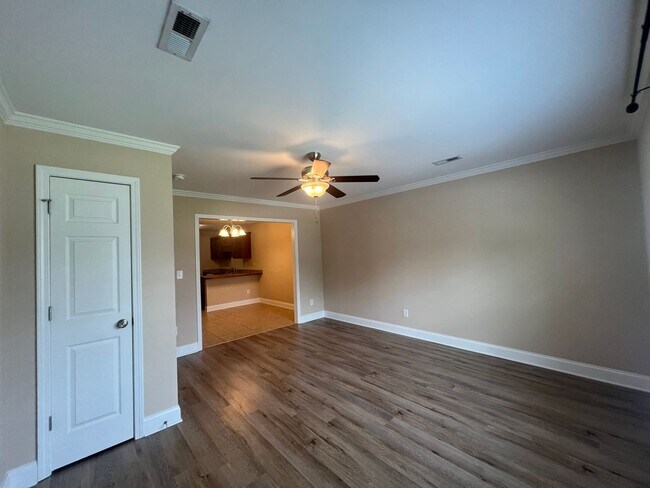 Building Photo - MOVE-IN READY!