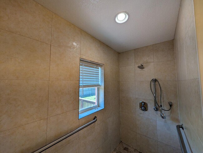Building Photo - 2834 Woodland Dr
