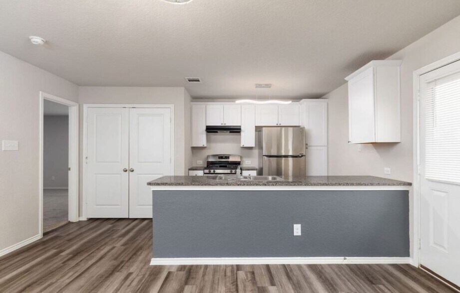 Building Photo - 5910 Lady Ln