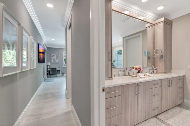 Building Photo - 5747 Paddington Way