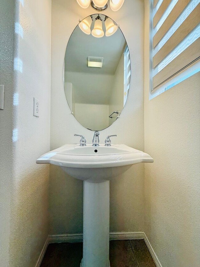 Building Photo - Remodelled 4 Bedroom Townhome for Lease in...