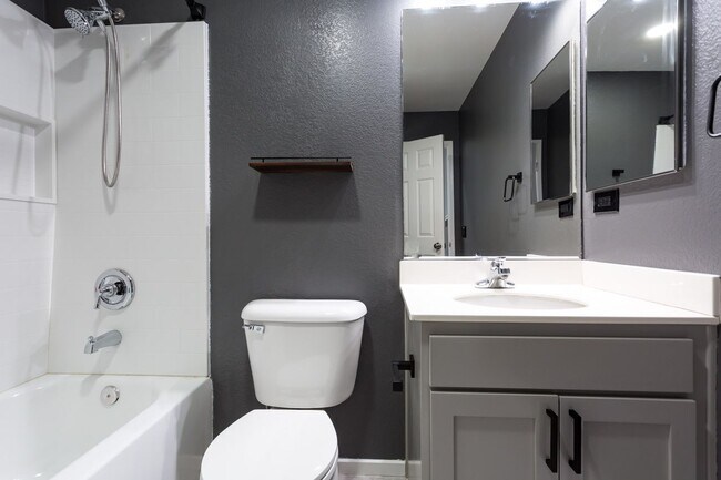 Building Photo - Beautiful Townhome in the heart of East Lake!