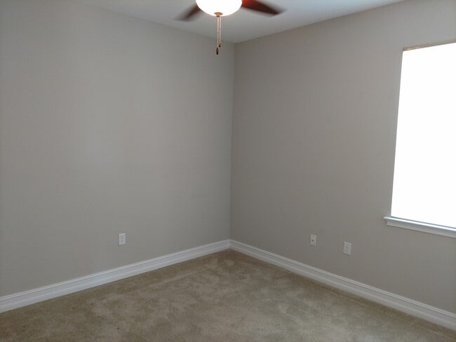 Building Photo - Unfurnished Annual Rental - Lovely 3 Bedroom Home in Calusa Park. Nicely upgraded and Pet Friendly