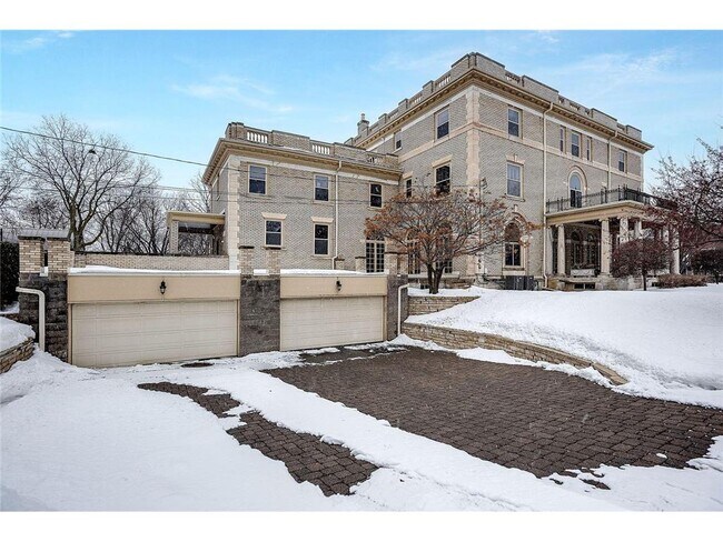Building Photo - 808 Summit Ave