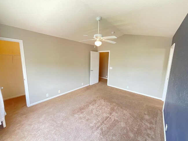 Building Photo - 4 Bedroom Home Available Near N Powers Bl ...