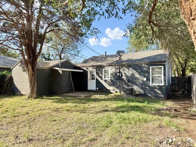 Building Photo - Steps from Beautiful  Park, Bonus Room & Central Lubbock Living!