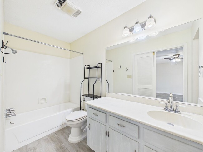 Building Photo - AVAILABLE NOW! 2 Bedroom 2 Bathroom