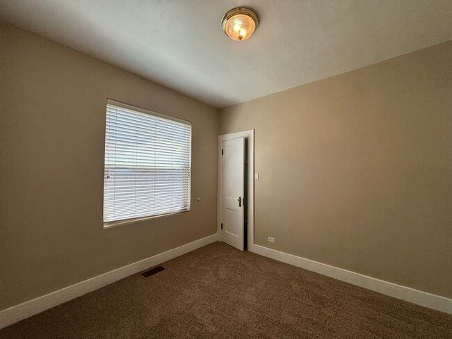 Building Photo - Cozy 2-bedroom bungalow! Detached 2-car garage!