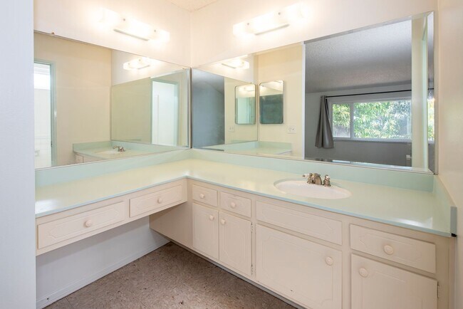 Building Photo - Spacious 4bd/2bth Home Available Now!