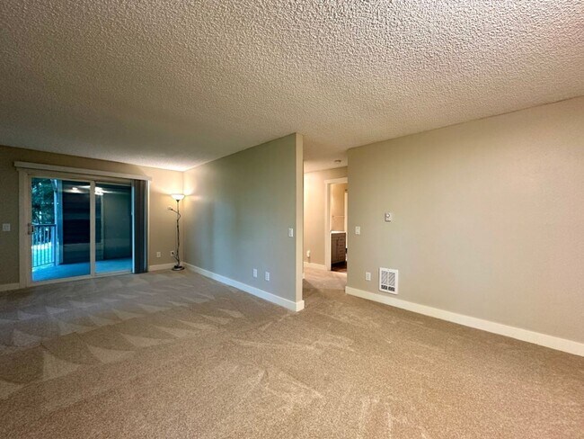 Building Photo - 2Bd/2Ba Bellevue Condo