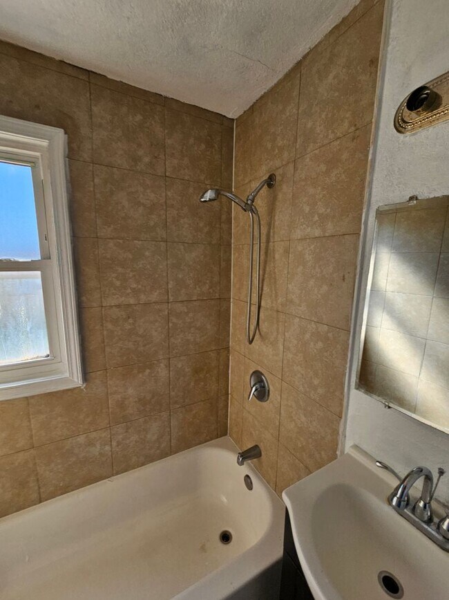 Building Photo - 3 Bedroom For rent ON S Central