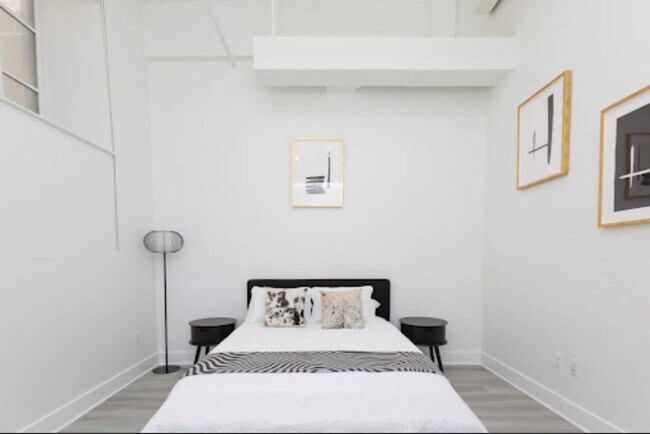 Building Photo - 300 Cathedral St