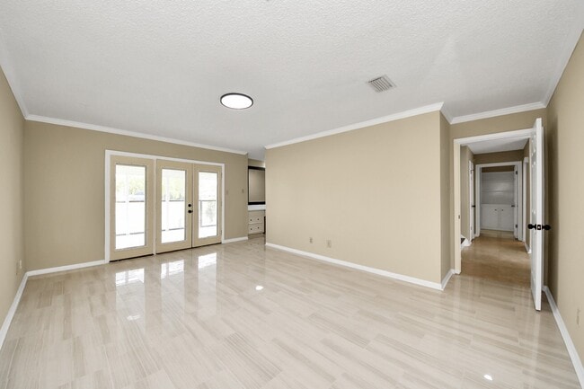 Building Photo - 5 Tiffany Square