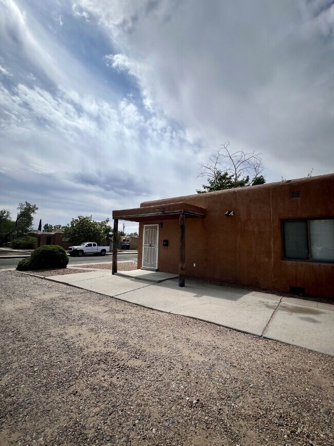 Building Photo - 2 bedroom / 1 bath close to KAFB and I-25 Move-in Special!