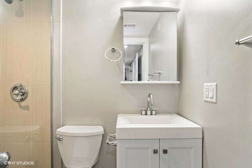 Bathroom 2 - 1422 Chestnut W St