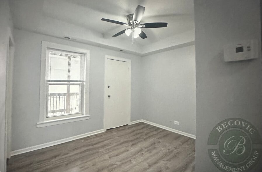 Building Photo - 7445 N Greenview Ave