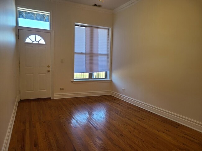 Building Photo - 4856 S Prairie Ave