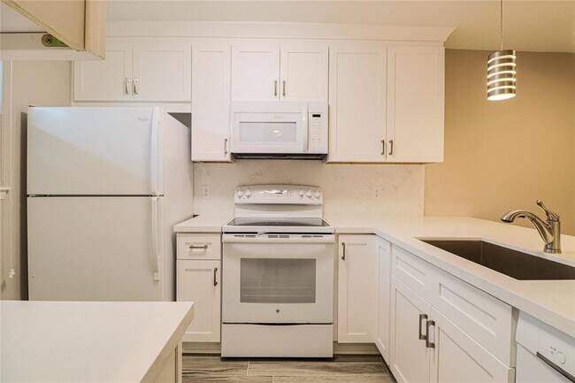 Building Photo - 2744 Briarhurst Dr