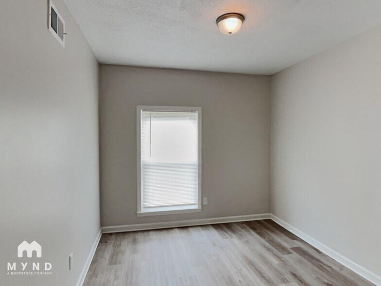 Building Photo - 1938 W Holmes Rd