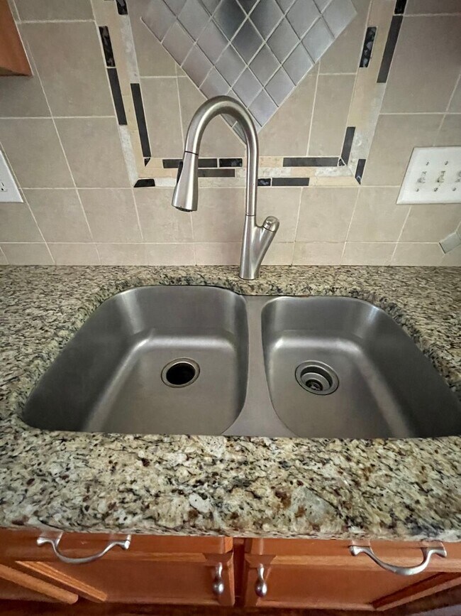 Building Photo - Hadley Commons 2 Bedroom 2.5 Bath Townhome Minutes from Bridgeway Station !! $500 off the First M...