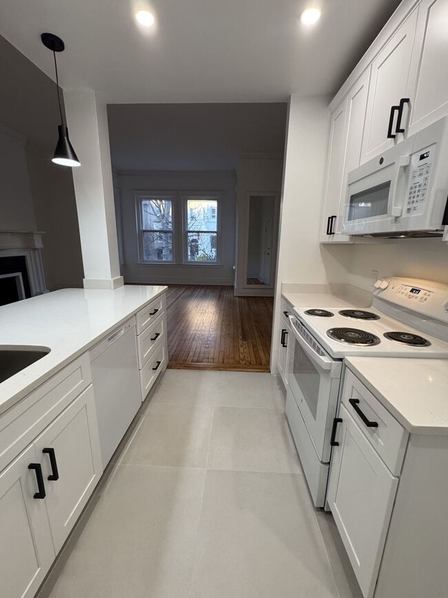 Building Photo - Centrally Located Renovated Large 1BR/1BA in Historic Dupont Circle Row House