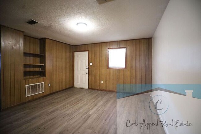 Building Photo - 2 bed, 1 bath apartment - HUD accepted!!