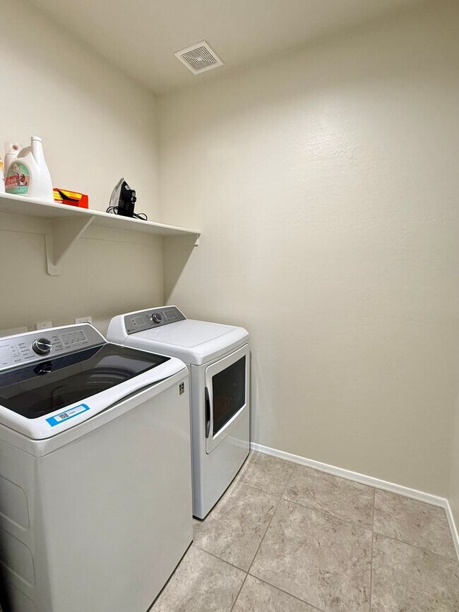 Building Photo - Large Newer-Built 4 Bedroom 2 Bathroom 3 Car Garage Home in Coolidge!