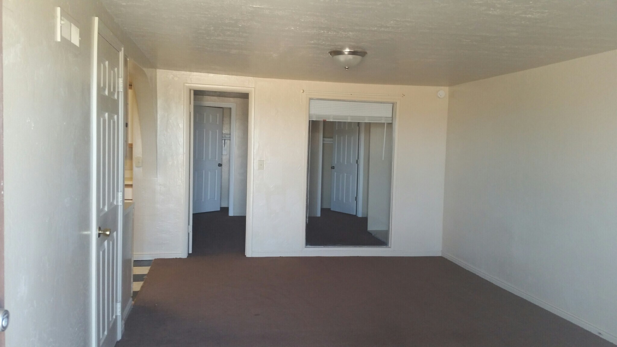 Building Photo - 437 N River Ln