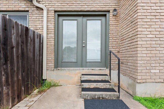 Building Photo - 1015 E Yager Ln