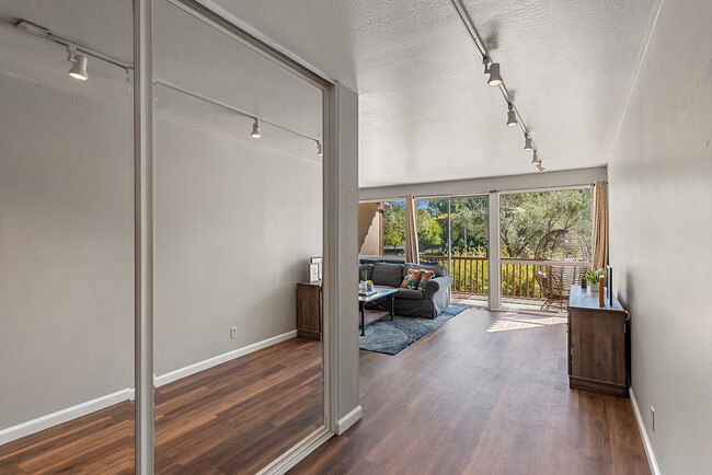 Building Photo - 954 Lea Dr