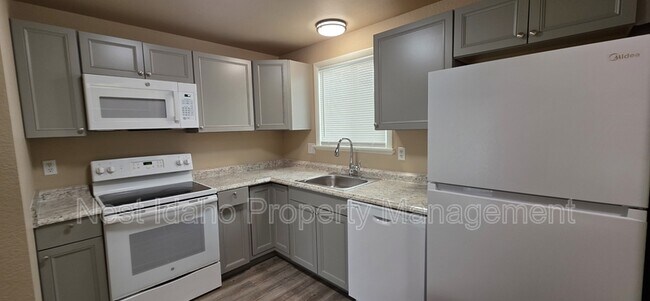 Building Photo - 2732 N Siesta Ave