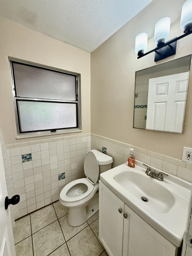 Building Photo - Charming 3-Bedroom Rental with Separate Li...