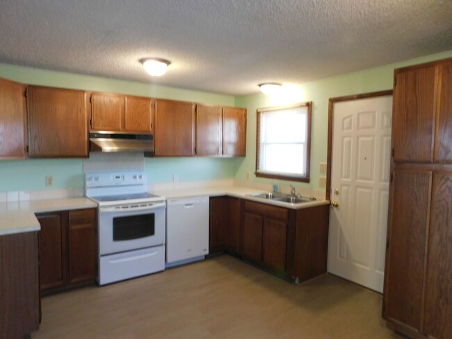 Building Photo - Spacious 3 bedroom & 1 bath