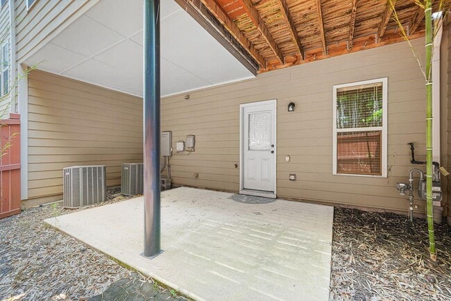 Building Photo - 2550 Sibley Dr