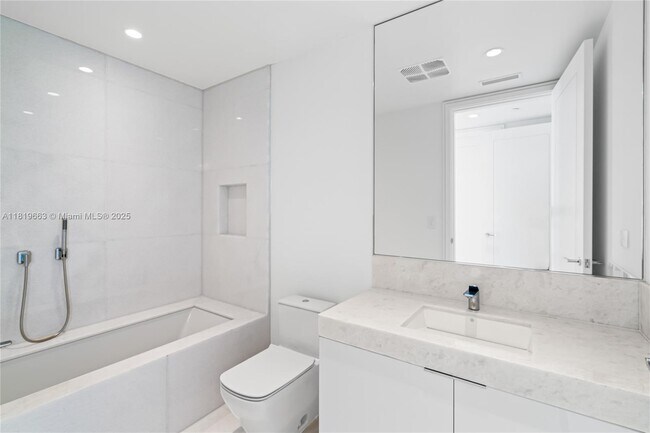 Building Photo - 17975 Collins Ave
