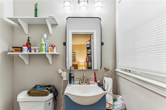 Building Photo - 2592 Woodacres Rd NE