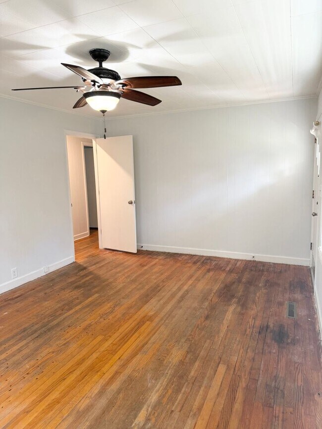 Building Photo - Charming Move-In Ready Home with Bonus Space & Spacious Yard!