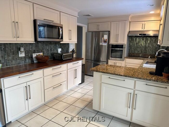 Building Photo - 41 Beaverbrook Rd