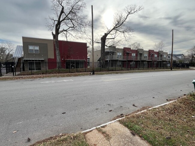 Building Photo - MODERN OPEN 2 BEDROOM, 2 BATH