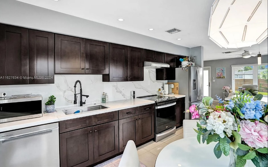 Building Photo - 1001 NE 17th Ct