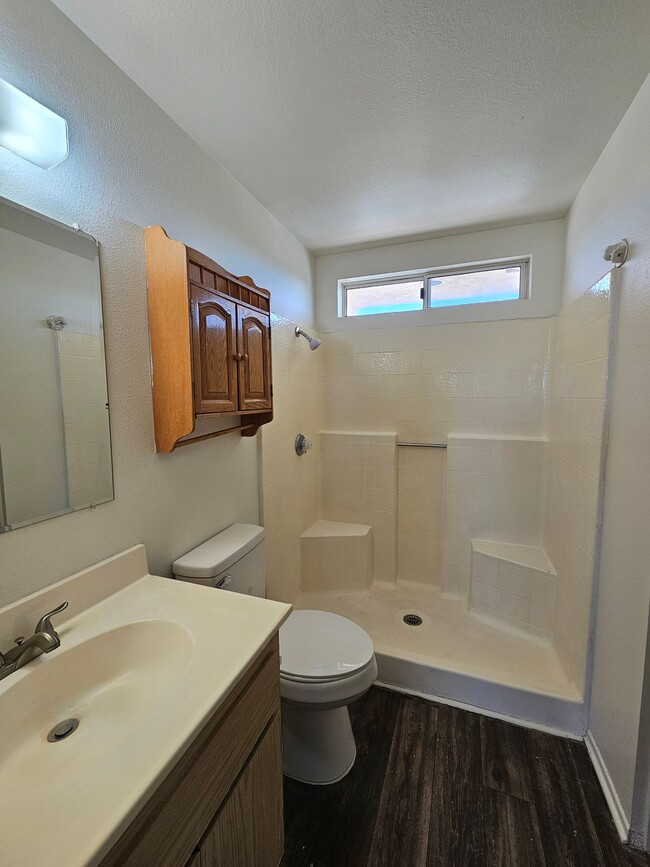 Building Photo - Upstairs/ Spacious/ 2 bedrooms / 2 bathrooms