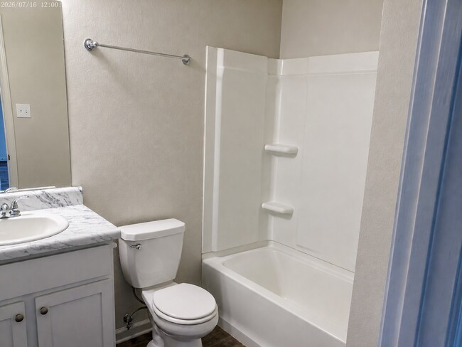 Building Photo - 4 Bed / 2 Bath with garage!!