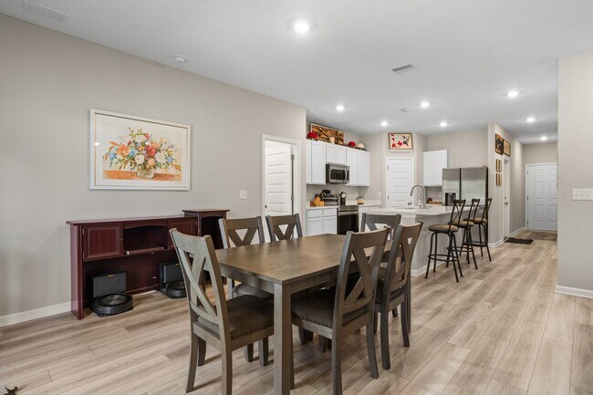 Building Photo - 6686 Sun Tree Cir