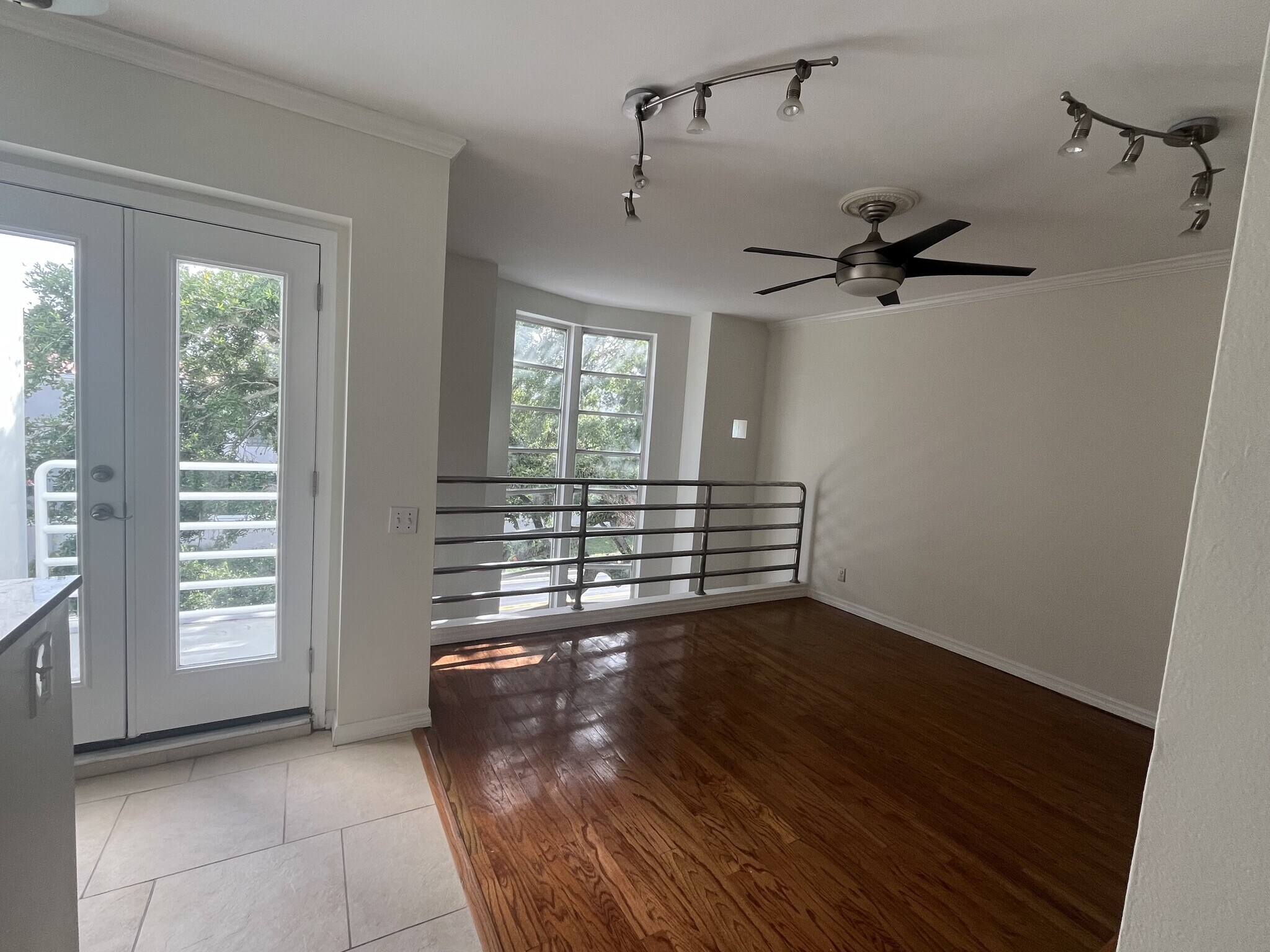 Den / dining w/ Patio - 4950 Bayshore Blvd