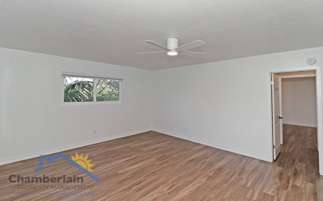 Building Photo - 2 Bedroom/1 Bathroom Coastal Leucadia Duplex!
