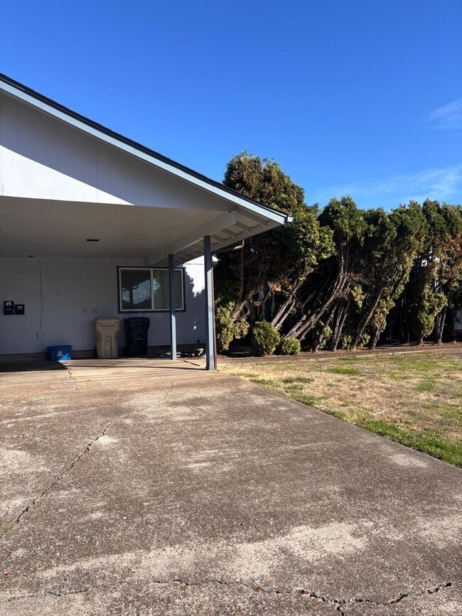 Building Photo - Water & Sewer Paid- 3 Bedroom 1 Bath Duplex