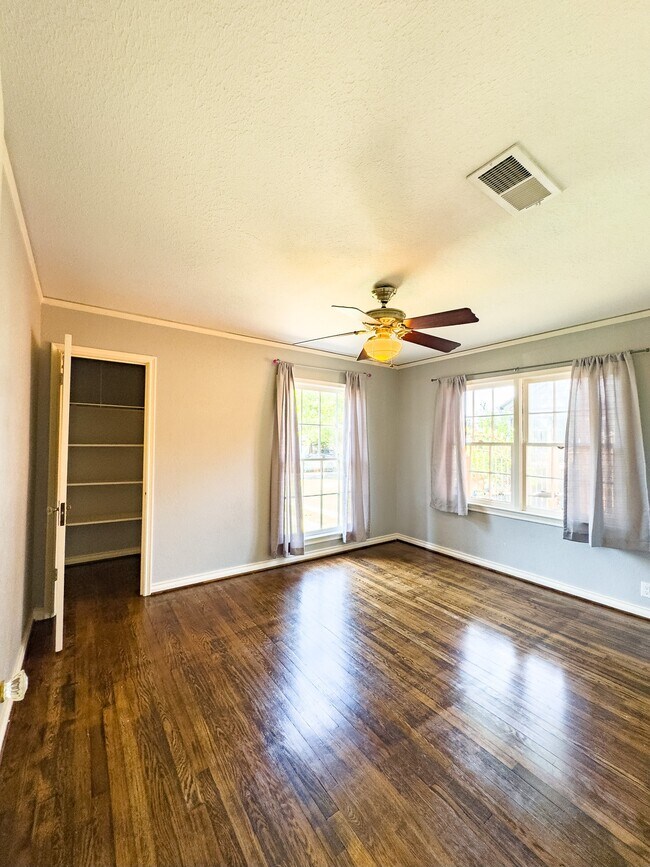 Building Photo - 2222 Carnes St